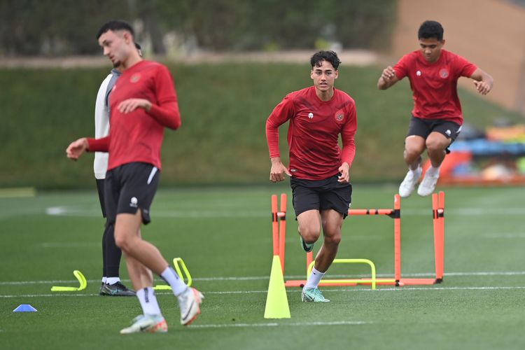 Skuad timnas Indonesia saat berlatih jelang laga Indonesia vs Australia pada babak 16 besar Piala Asia 2023 Qatar, Minggu (28/1/2024).