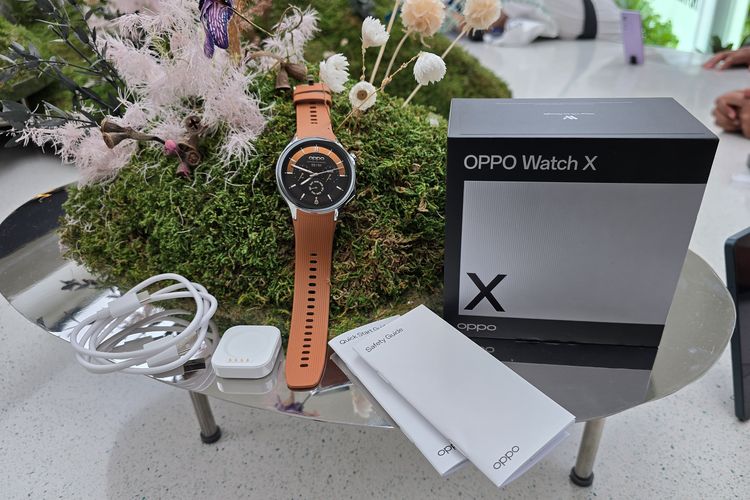 Oppo Watch X dijual seharga Rp 6 juta. Di dalam kotak penjualannya terdapat satu unit Oppo Watch X, kabel USB-A to USB-C,  case pengisian, panduan keamanan, dan panduan memulai cepat. 