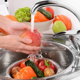 Ilustrasi mencuci buah dan sayuran.
