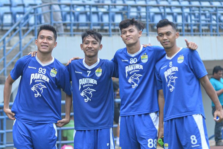 Alfeandra Dewanga berfoto dengan pemain Persib Bandung Abdul Aziz, Beckham Putra dan Erwin Ramdani saat momen magang di tim asuhan Robert Rene Alberts di Liga 1 2019.