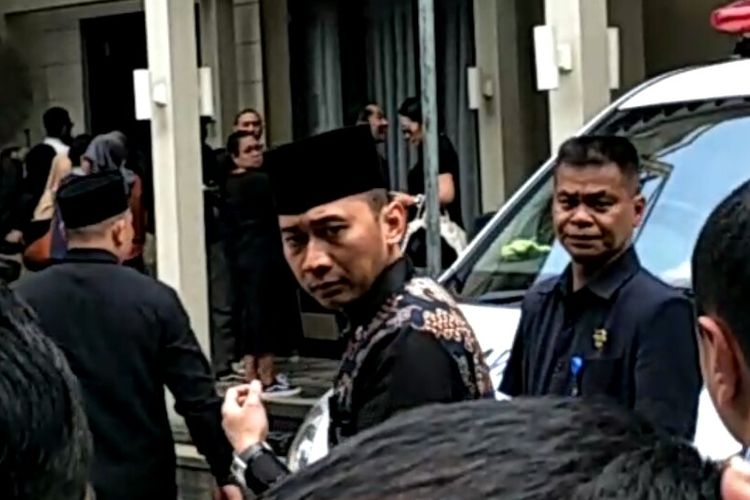 Edhie Baskoro Yudhoyono alias Ibas melayat ke rumah duka Ashraf Sinclair di kawasan Pejaten Barat, Jakarta Selatan, Selasa (18/2/2020)
