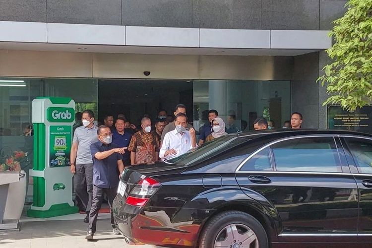 Presiden Joko Widodo saat meninggalkan akan masuk ke dalam mobil usai menjenguk budayawan dan cendekiawan muslim Emha Aiunun Najib atau sering dipanggil Cak Nun di RSUP dr Sardjito Yogyakarta.
