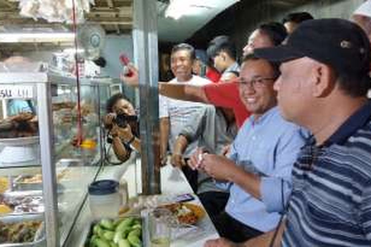 Calon gubernur DKI Jakarta Anies Baswedan makan usai kampanye di RW 04 Kelurahan Ancol, Kecamatan Pademangan, Jakarta Utara, Jumat (18/11/2016) sore. 