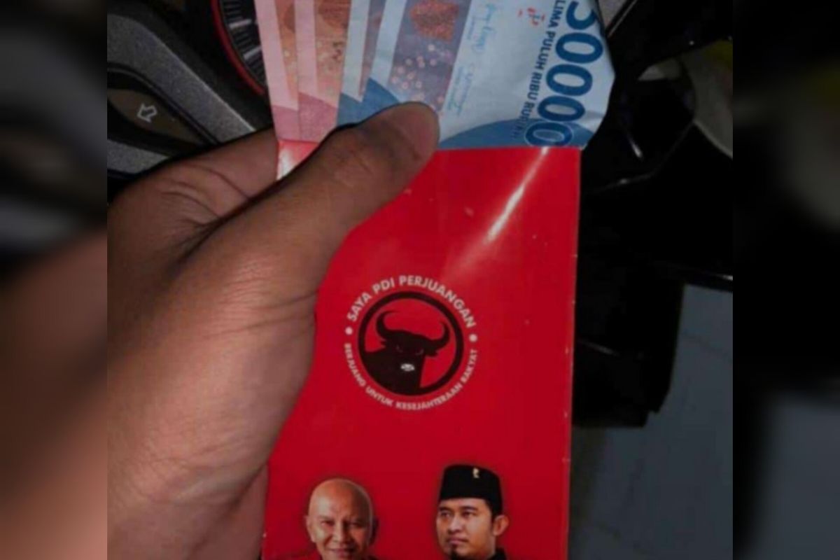 Gambar amplop berisi uang yang dibagikan ke warga usai shalat tarawih. 