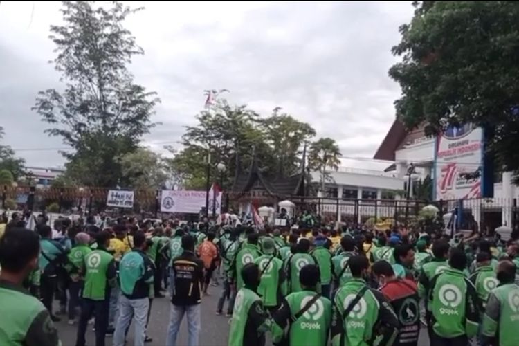 Seratusan pengemudi Ojol demo ke DPRD Sumbar, Selasa (13/9/2022)
