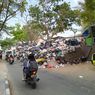 Tumpukan Sampah di TPS Gudang Selatan Bandung Meluber Tutupi Badan Jalan