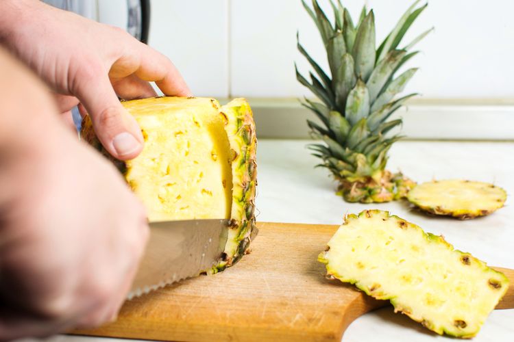 Cara Potong Nanas Utuh Pakai Pisau Tajam Pastikan Nanas Matang Dulu Halaman All Kompas Com