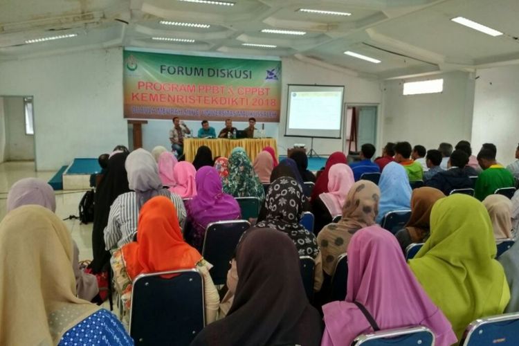 Seratusan warga mengikuti sosialisasi modal usaha bersumber dari Kementerian Riset, Teknologi dan Pendidikan Tinggi di Gedung Pascasarjana, Universitas Malikussaleh (Unimal), Lhokseumawe, Rabu (20/12/2017). 