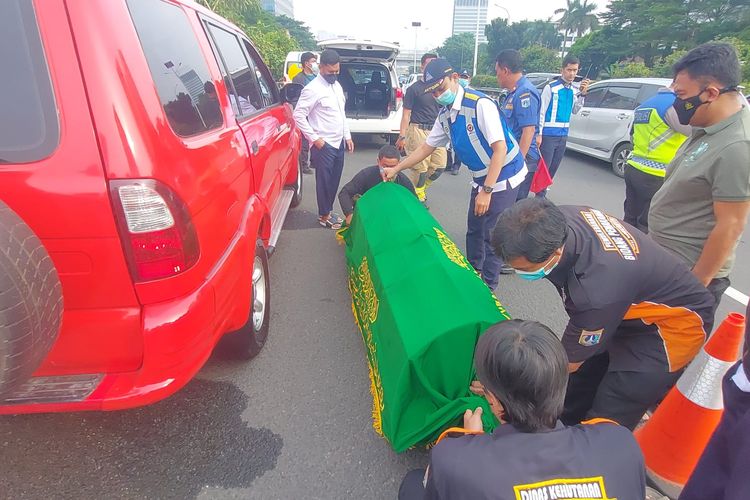 Seorang anggota Dinas Penanggulangan Kebakaran dan Penyelamatan (Gulkarmat) DKI Jakarta, ditemukan dalam keadaan tidak bernyawa dalam mobil di depan gerbang Slipi Tol Dalam Kota, Slipi, Jakarta Barat, pada Rabu (2/11/2022).