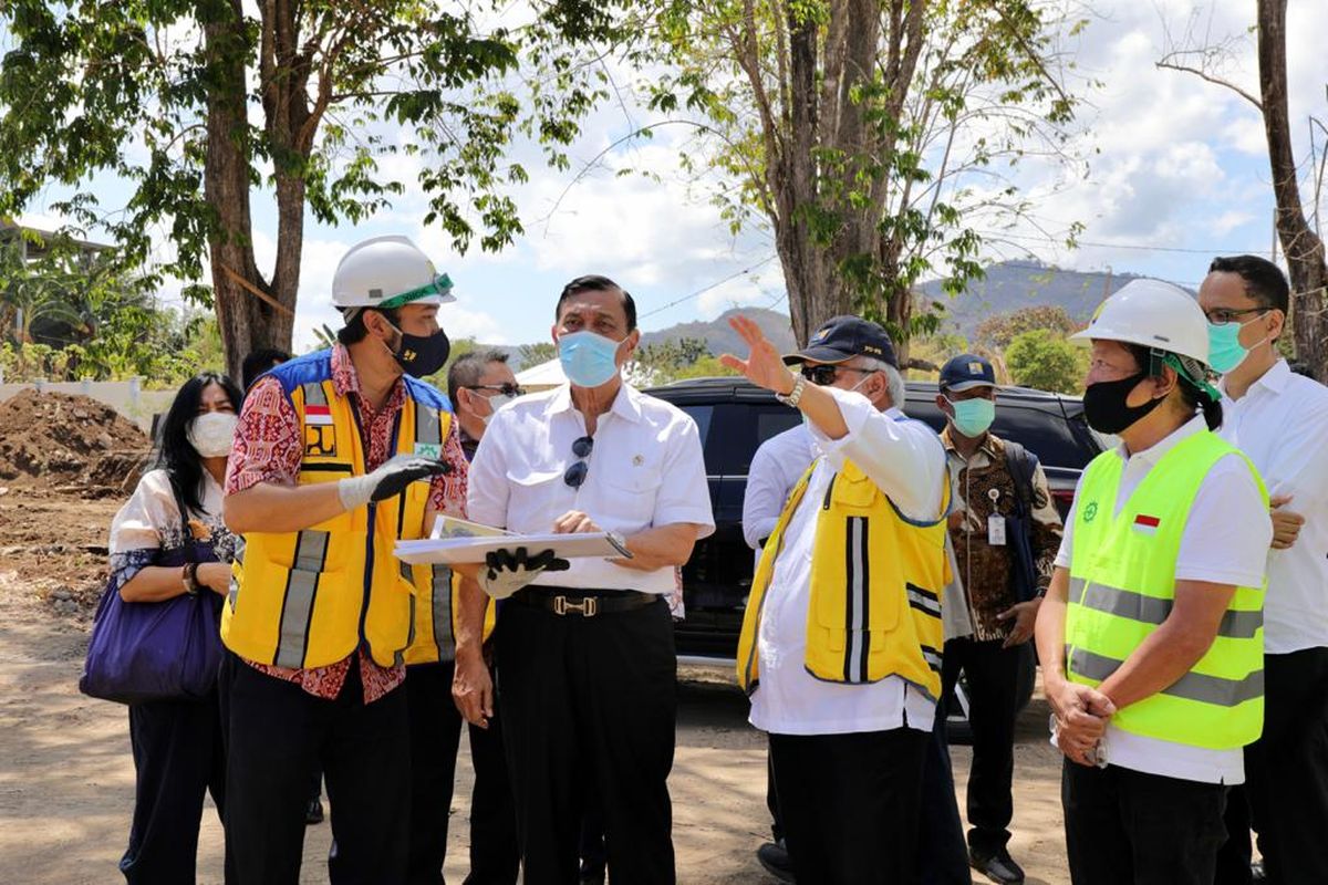 Menteri Koordinator Bidang Kemaritiman dan Investasi Luhut Binsar Pandjaitan didampingi Menteri PUPR Basuki Hadimuljono mengunjungi sejumlah proyek strategis di Labuan Bajo, NTT, Jumat (11/9/2020).