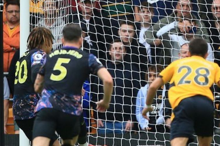 Gelandang Tottenham Hotspur, Dele Alli, mengeksekusi penalti dalam laga Liga Inggris 2021-2022 melawan Wolverhampton di Stadion Molineux, Minggu (22/8/2021).