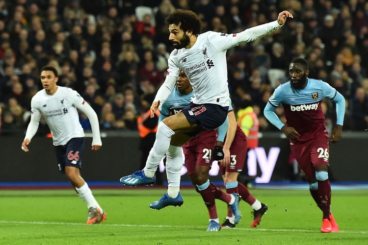 Penyerang Liverpool Mohamed Salah mencetak gol pembuka dari titik penalti dalam pertandingan Liga Inggris antara West Ham United vs Liverpool di Stadion London pada 29 Januari 2020.