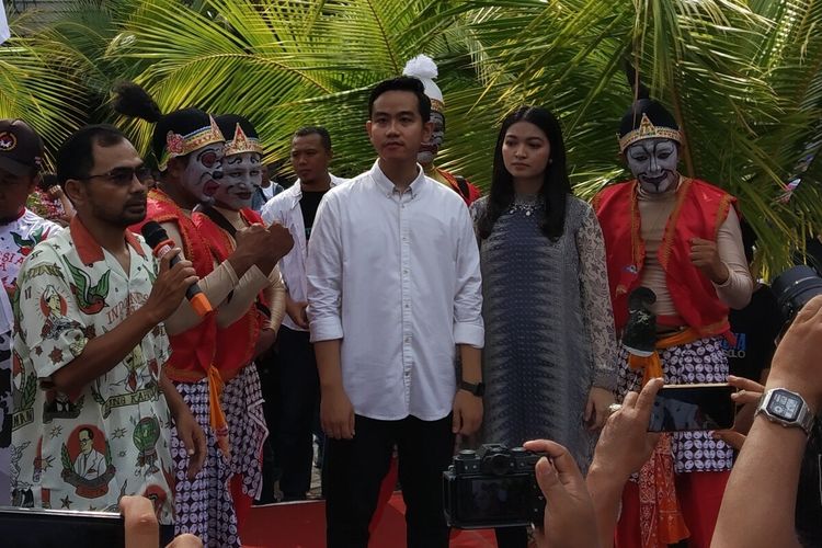 Putra sulung Presiden Jokowi, Gibran Rakabuming Raka didampingi sang istri, Selvi Ananda sebelum berangkat mendaftar sebagai bakal calon Wali Kota Surakarta ke kantor DPD PDI-P Jateng di halaman gedung Graha Saba Buana Solo, Jawa Tengah, Kamis (12/12/2019).