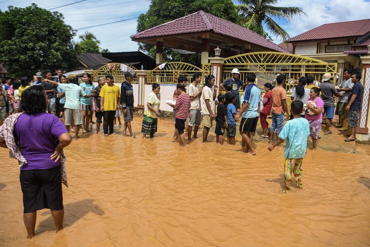 Sejumlah pengungsi  antre bantuan sembako di Kelurahan Hutanabolon, Kecamatan Tukka,Tapanuli Tengah, Sumatera Utara, Senin (8/12/2025). Banyaknya akses terputus akibat bencana dan wilayah perbukitan menyebabkan pendistibusian bantuan untuk korban bencana belum merata.