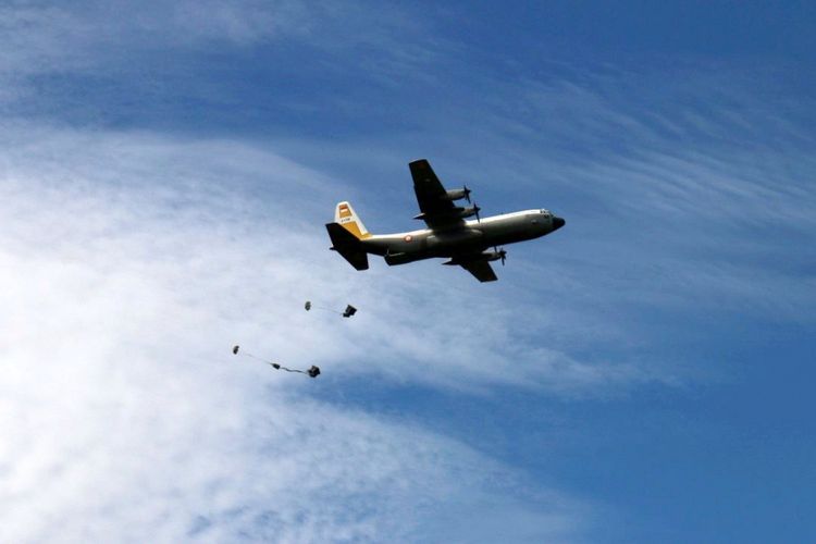 Pesawat Hercules C-130 menjalankan operasi dukungan dengan menurunkan logistik yang diperlukan pasukan dengan parasut. Operasi ini dilakukan sebagai bagian penguasaan kembali wilayah dalam Latihan Jalak Sakti yang diselenggarakan Komando Operasi TNI AU I di Air Weapon Range (AWR) Buding, Belitung Timur, Provinsi Bangka Belitung, Selasa (31/5/2016). Dalam latihan ini, diskenariokan satu wilayah Indonesia dikuasai musuh dan direbut kembali prajurit TNI AU.