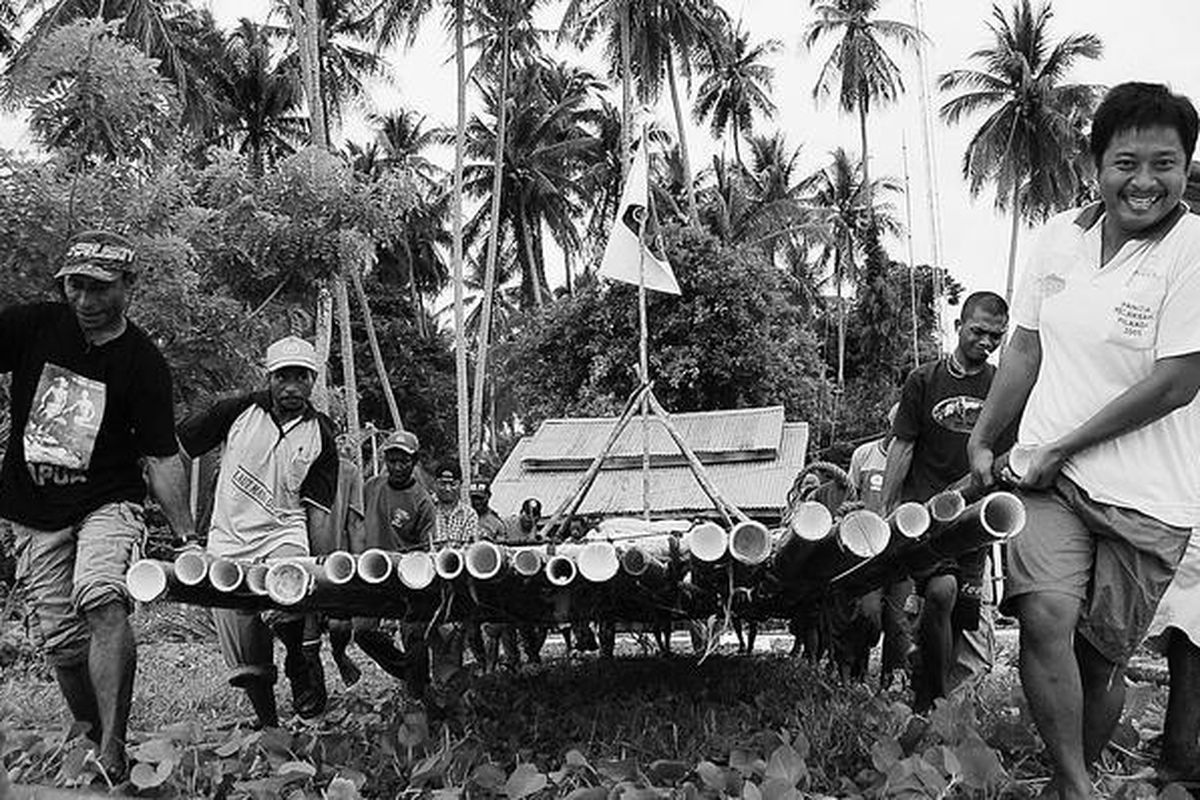 Nelayan di pulau-pulau kerap kali kesulitan mendapatkan BBM guna menghidupkan perahunya mencari ikan. Pemasa ngan rumpon untuk mengumpulkan ikan yang terjangkau nelayan sangat membantu mengatasi kesulitan BBM.