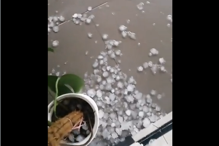 Tangkapan layar video hujan es di Surabaya, Senin (21/2/2022) yang direkam warga