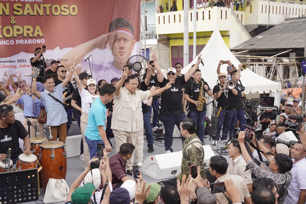 Calon Presiden (Capres) Koalisi Indonesia Maju (KIM) Prabowo Subianto menyapa para nelayan dalam acara Masak Besar Youtuber Chef Bobon Santoso bersama Relawan Konco Prabowo (Kopra) di Cilincing, Jakarta Utara, Jumat (8/12/2023).
