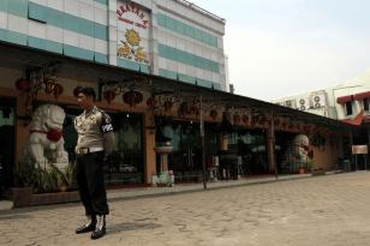 Polisi berjaga di Vihara Ekayana Buddhist Centre, Jakarta Barat, pascaledakan bom pada Minggu malam, Senin (5/8/2013). Terjadi ledakan bom berdaya ledak kecil dan sebuah bom yang gagal meledak di dalam vihara yang melukai tiga orang. 