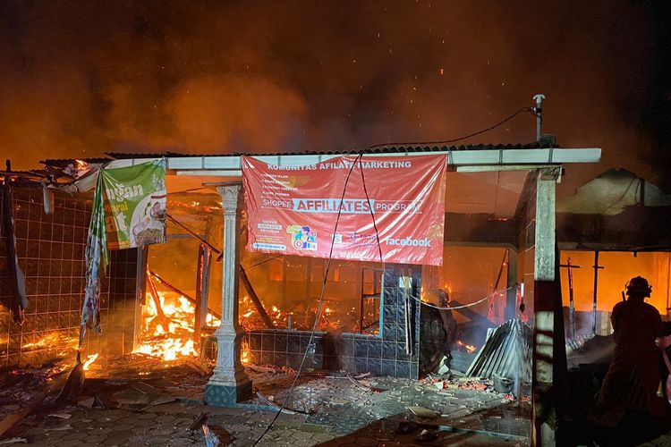 Sebuah rumah di Desa Sikanco, Kecamatan Nusawungu, Kabupaten Cilacap, Jawa Tengah, ludes terbakar, Senin (15/1/2024) dini hari.