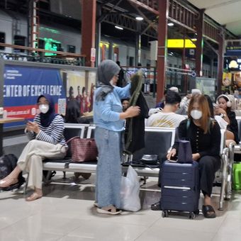 Sebanyak 48.917 penumpang kereta api mulai memadati Stasiun Daop 4 Semarang, Jawa Tengah, pada H-1 Idul Adha 1447 H.