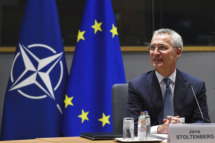 Sekretaris Jenderal NATO Jens Stoltenberg menunggu dimulainya pertemuan dengan Presiden Dewan Eropa Charles Michel di gedung Dewan Eropa di Brussels, Senin (15/11/2021)