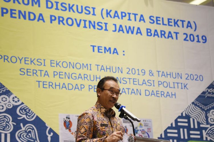 Pj. Sekretaris Daerah Provinsi Jawa Barat Daud Achmad saat membuka Forum Diskusi (Kapita Selekta) Badan Pendapatan Daerah (Bapenda) Provinsi Jawa Barat 2019 di Hotel Aston, Kota Bandung, Kamis (24/10/19).