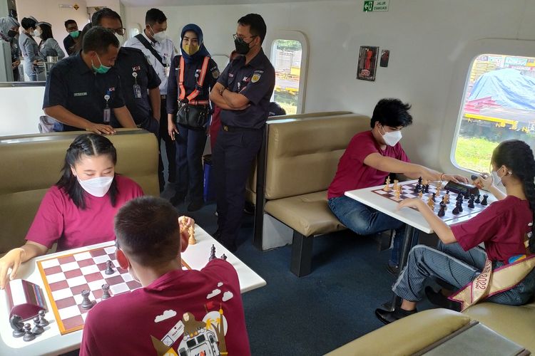 Para master catur bertanding di atas KA Kamandaka relasi Purwokerto- Gumilir, Cilacap PP, Selasa (14/6/2022).