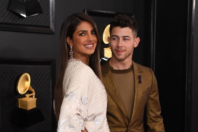Pasangan Priyanka Chopra (kiri) dan Nick Jonas menghadiri Grammy Awards ke-62 pada 26 Januari 2020 di Los Angeles, California.