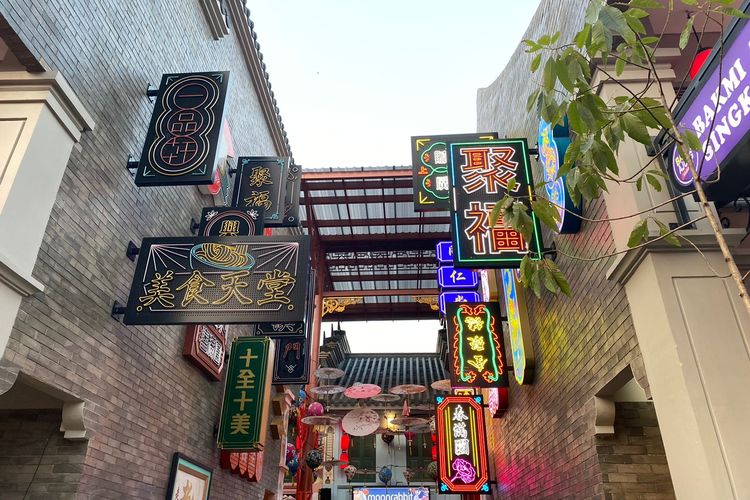 Salah satu spot foto di dekat area Dragon Alley yang ada di Old Shanghai Kelapa Gading, Jakarta. 