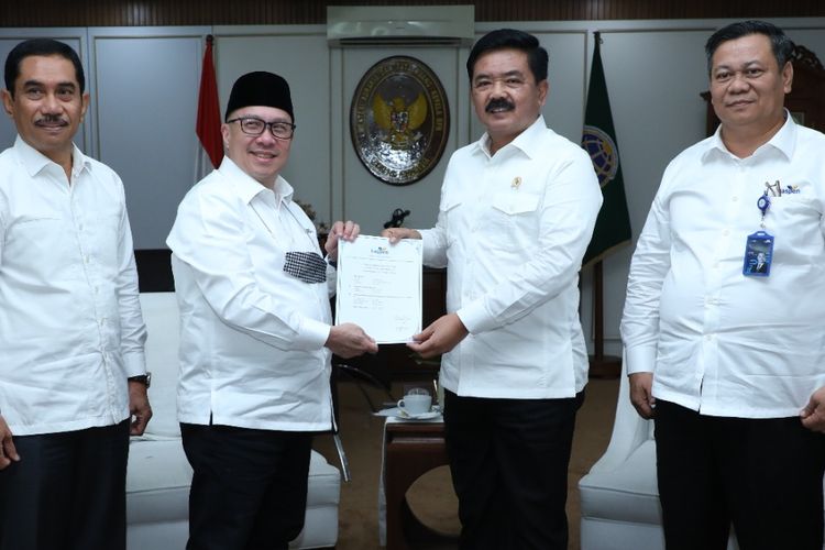 Penyerahan manfaat THT dan pensiun oleh Komisaris Utama Taspen Suhardi Alius yang didampingi Direktur Utama Taspen ANS Kosasih, Direktur Operasional Taspen Ariyandi, Pgs Services and Marketing Division Head Resi Lora dan Branch Manager Taspen Kantor Cabang Utama Jakarta A Heri Wiyono kepada Marsekal TNI (Purn) Hadi Tjahjanto, Senin (27/6/2022).
