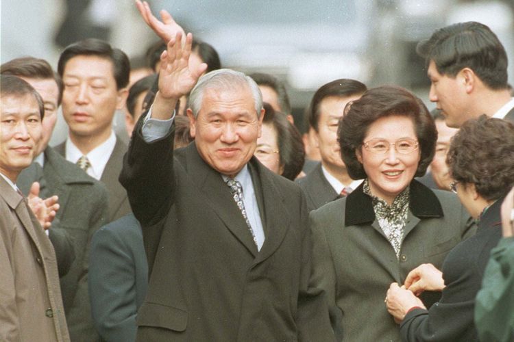 Foto pada 22 Desember 1997 menunjukkan mantan Presiden Korea Selatan Roh Tae-woo, didampingi istrinya Kim Ok-sook melambaikan tangan ke pendukung dan tetanggap mereka setibanya di rumah setelah dia dibebaskan dari penjara Seoul berdasarkan amnesti khusus. Pada Selasa 26 Oktober 2021, Roh Tae-woo meninggal di usia 88 tahun.