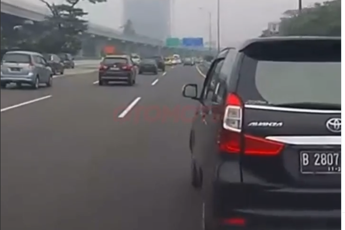 Video viral di media sosial memperlihatkan pengemudi Toyota Avanza yang berjalan statis di lajur kanan jalan tol.