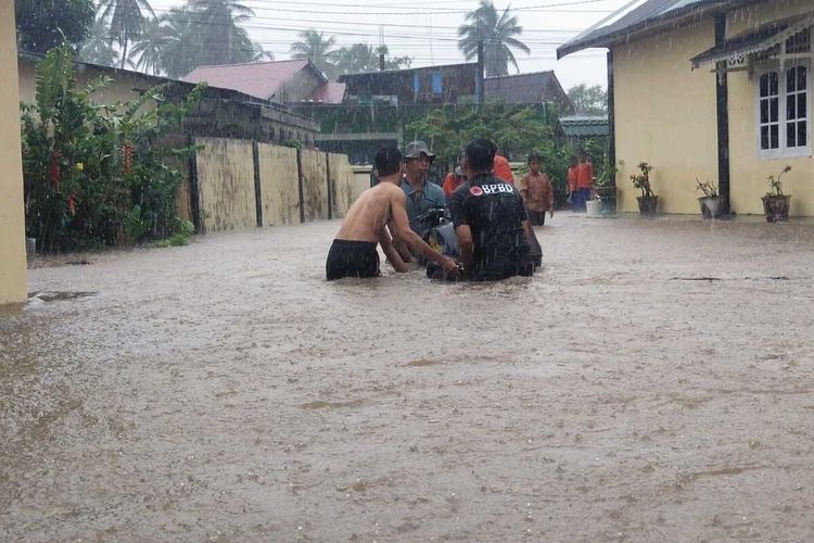 Banjir besar yang terjadi di Kabupaten Natuna, Kepri mengakibatkan 998 rumah terendam dan satu rumah ambruk. Bahkan total kerugian saat ini diperkirakan mencapai Rp 2,5 miliar.