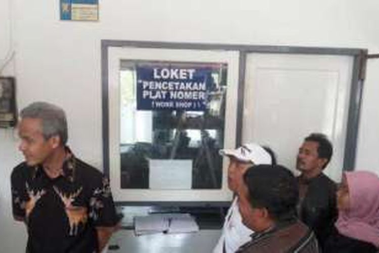 Gubernur Jawa Tengah Ganjar Pranowo sidak di kantor Samsat Magelang dan menemukan ada dugaan pungli yang dilakukan oleh polisi, Rabu (5/10/2016).