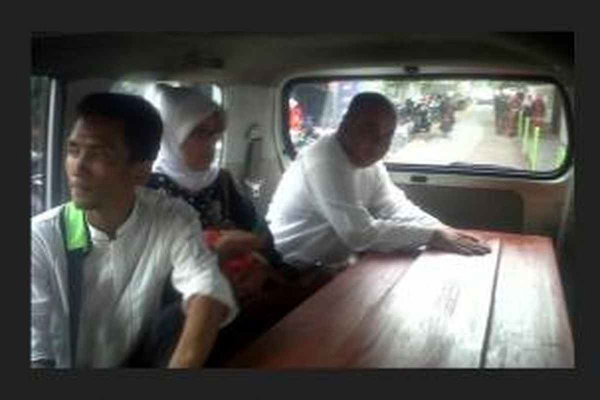 Jenazah Sri Wahyuni (42) dibawa dari RSCM ke rumah duka di Kompleks Grand Cirendeu, Ciputat, Tangerang, Kamis (20/11/2014). 
