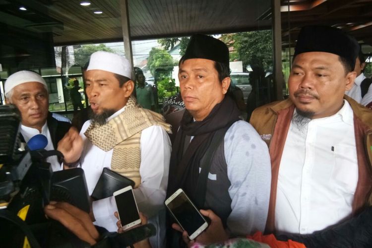 Zulkifli Muhammad didampingi tim pembelanya saat memenuhi panggilan penyidik untuk diperiksa sebagai tersangka di Bareskrim Polri, Jakarta, Kamis (18/1/2018).