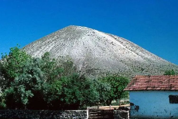 Para ahli memperkirakan, dibutuhkan 1.000 orang hingga dua tahun untuk membangun Midas Mound.