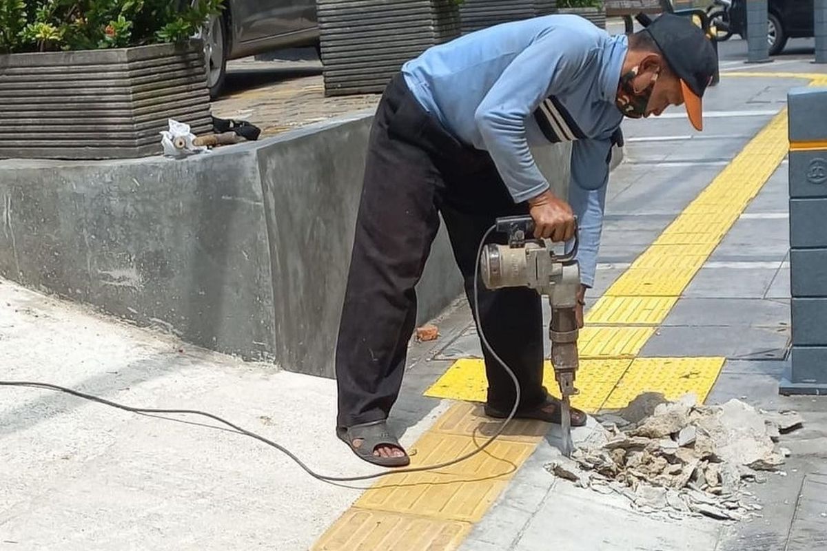 Trotoar yang diubah tanpa izin oleh pihak gedung di Jalan Wolter Monginsidi, Rawa Barat, Kebayoran Baru, dibongkar pada Senin (31/1/2022).