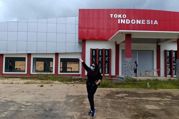 Toko Indonesia di Krayan telah rampung, salah satu warga memanfaatkan bangunan yang akan mensuply produk lokal tersebut untuk ber swa foto (istimewa)