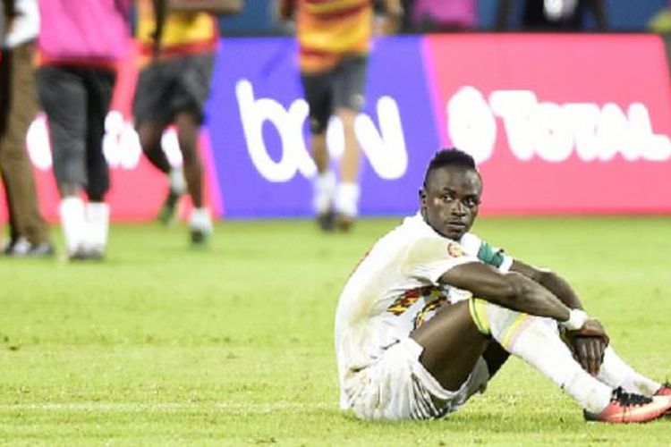 Pemain Senegal, Sadio Mane, tampak tertunduk lesu seusai gagal menjadi eksekutor penalti pada laga perempat final Piala Afrika 2017 kontra Kamerun, Sabtu (28/1/2017).