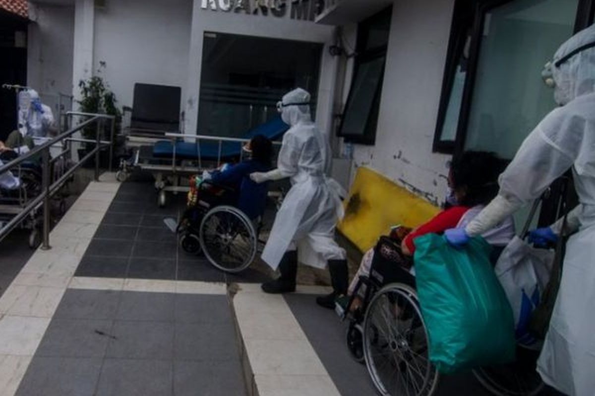 Petugas kesehatan membawa pasien menuju ruangan perawatan dari pelayanan Instalasi Gawat Darurat (IGD) Rumah Sakit Umum Daerah (RSUD) Bandung, Jawa Barat, Kamis (01/07).