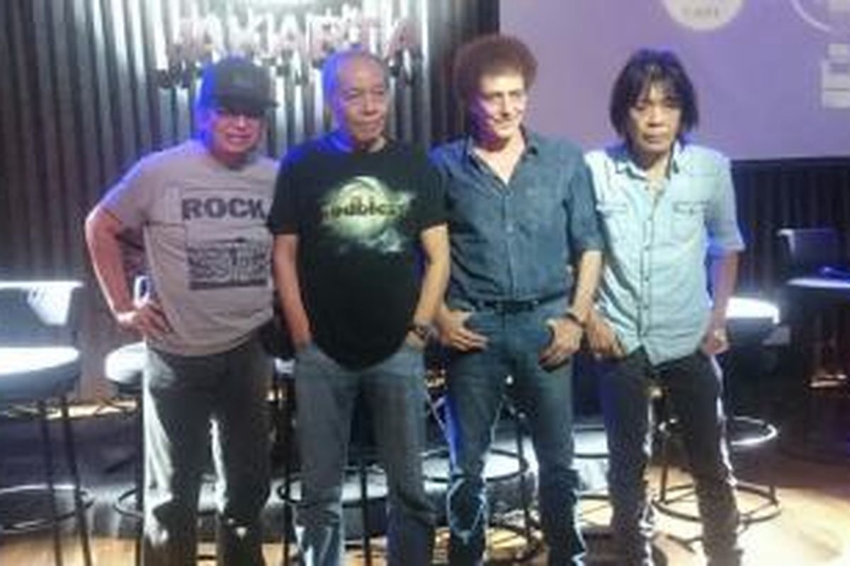 Grup band rock legendaris Indonesia, God Bless yang terdiri dari (kiri-kanan) Abadi Soesman, Donny Fattah, Achmad Albar, dan Ian Antono diabadikan usai konferensi pers konser MusiKuKeren: Panggung Sandiwara God Bless di Hard Rock Cafe, Pacific Place, Sudirman, Jakarta Selatan, Rabu (3/6/2015).