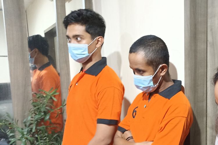 Dua pelaku kasus perbedaan ganja di Mataram, yakni YS dan RF ditangkap Satresnarkoba Mataram, Senin (23/10/2022).