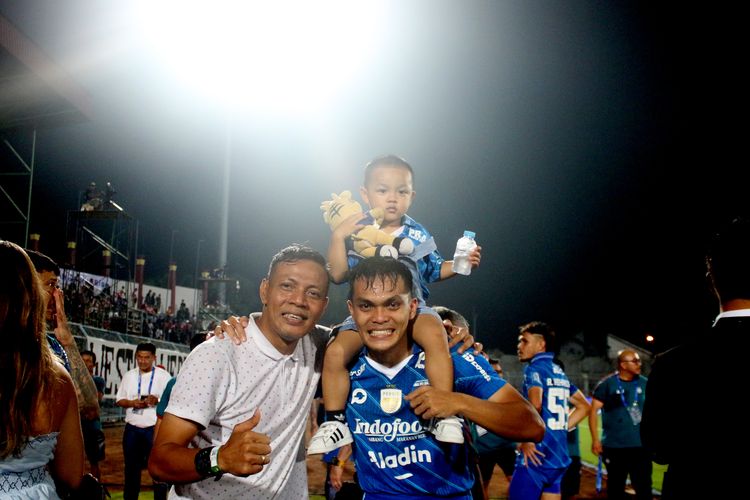 Pemain Rachmat Irianto bersama anak dan ayahnya Bejo Sugiantoro foto bersama sebelum ceremony Persib Bandung juara championship series Liga 1 2023-2024. Usai mengalahkan Madura United di leg kedua yang berakhir dengan skor 1-3 di Stadion Gelora Bangkalan, Jumat (31/5/2024) malam. 