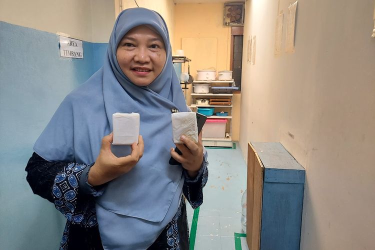 Rully Mustakimah menunjukkan sabun yang baru saja diproduksi di workshop-nya di kawasan Pejaten Barat, Jakarta Selatan
