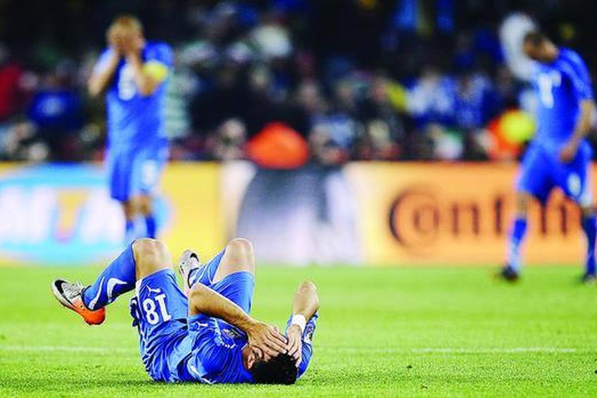 Penyerang tengah Italia, Fabio Quagliarella, telentang di lapangan menyesali kekalahan timnya dari Slowakia, 2-3 di Grup F di Stadion Ellis Park, Johannesburg, Kamis (24/6).