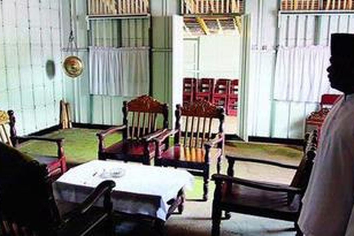 Yunus Hatari (57), salah satu dari enam sowohi yang kedudukannya setara dengan Sultan Tidore saat berada di rumah puji, rumah kediaman sowohi, di Kelurahan Gura Bunga, Pulau Tidore, Maluku Utara. Sowohi yang dipercaya bisa menjalin komunikasi dengan roh leluhur memiliki peran besar di Kesultanan Tidore.