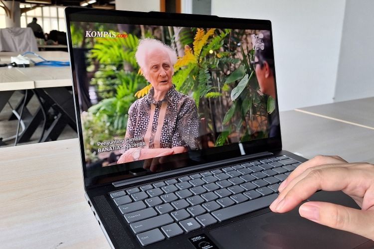 Teknologi Pure Sight Pro yang disematkan pada panel layar memberikan pengalaman visual yang menakjubkan. 