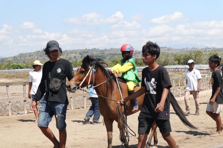 Joki cilik memasuki lapangan pertandingan pacuan kuda di Sumbawa